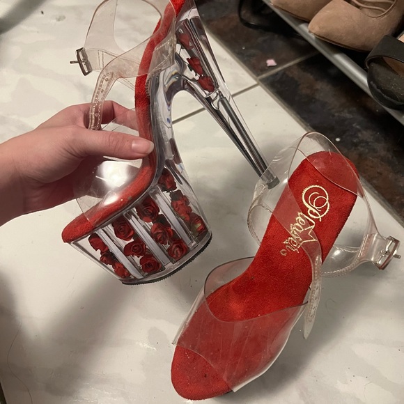 Pleasers with roses - Picture 1 of 3